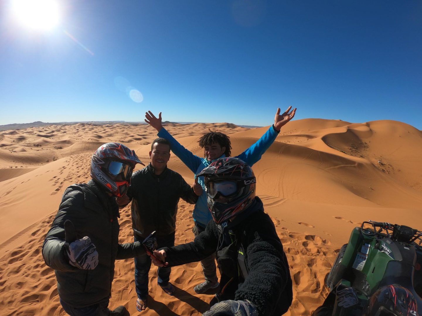 モロッコ砂漠ツアーでバギー体験