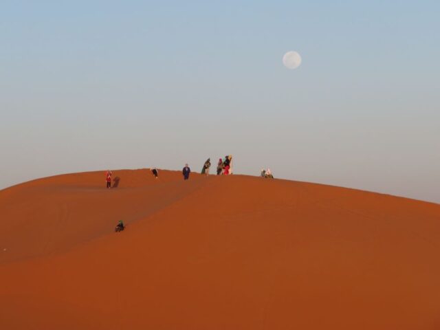 モロッコの砂漠で満月