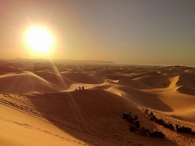 メルズーガの砂漠の日の入り